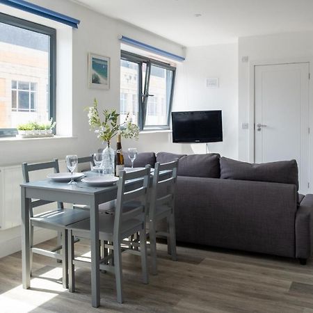 Modern One Bedroom Apartment In Town Centre & 4 Min To The Beach ボーンマス エクステリア 写真