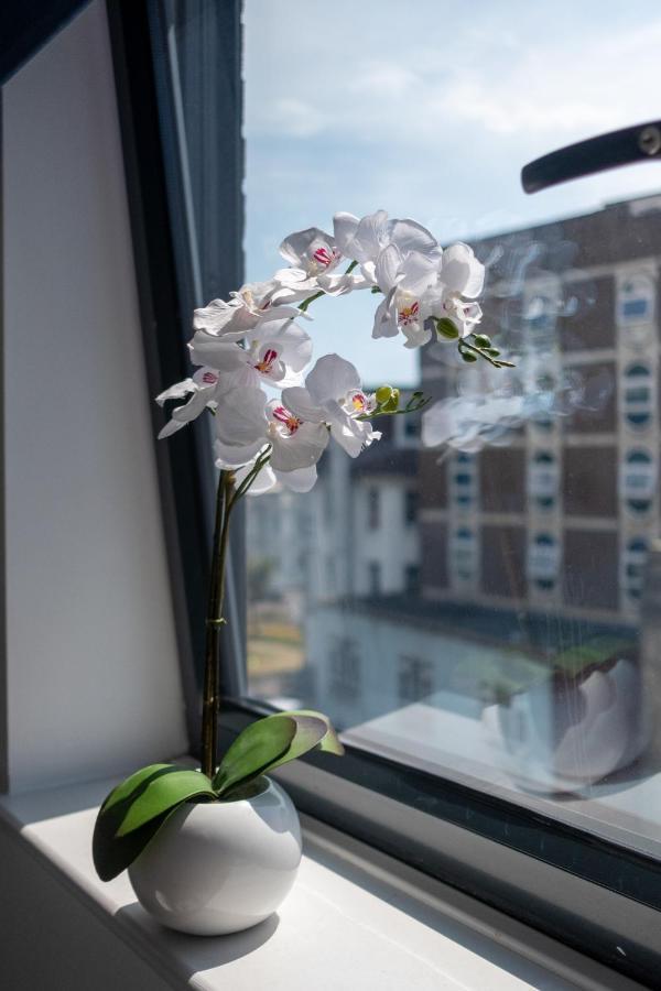 Modern One Bedroom Apartment In Town Centre & 4 Min To The Beach ボーンマス エクステリア 写真